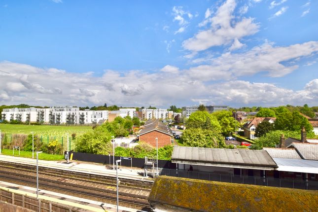 100 Oak House, Victory Park Road, Addlestone photo 4