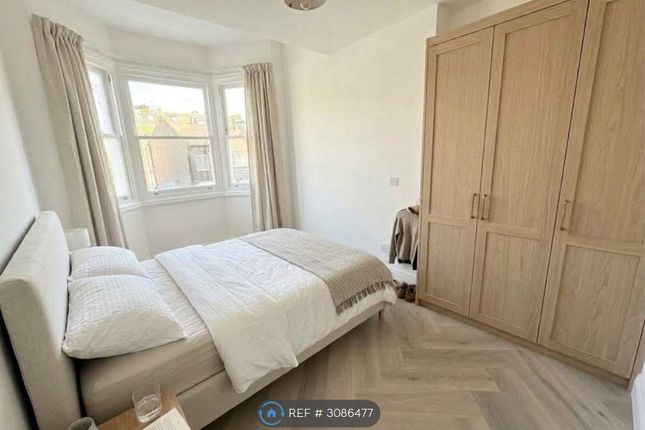 Second Floor Flat Shepherds Bush, London photo 4