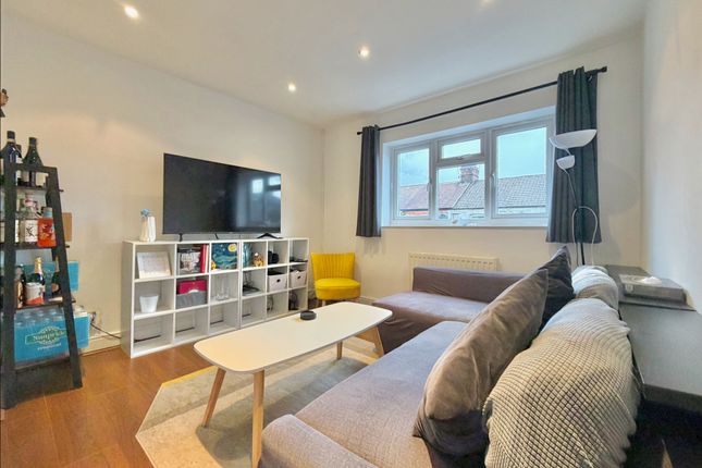 2-bed maisonette on 8b, Victoria Road, Watford, £300,000