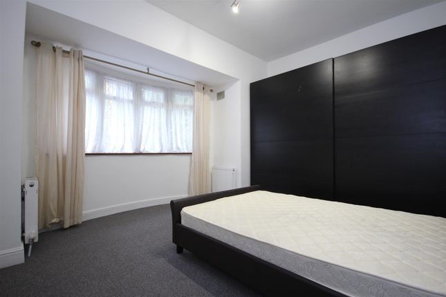 Flat to rent in Connaught Road, Harlesden
