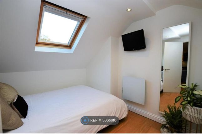 First Floor, A Hounslow Road, Twickenham photo 3