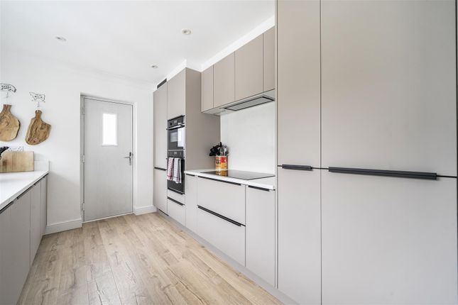 8, Ellis Road, Crowthorne photo 4