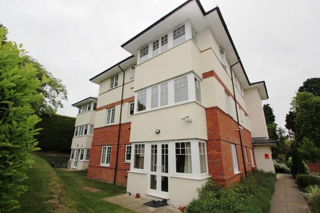 2 bed flat to rent in Brooklyn Road, Woking
