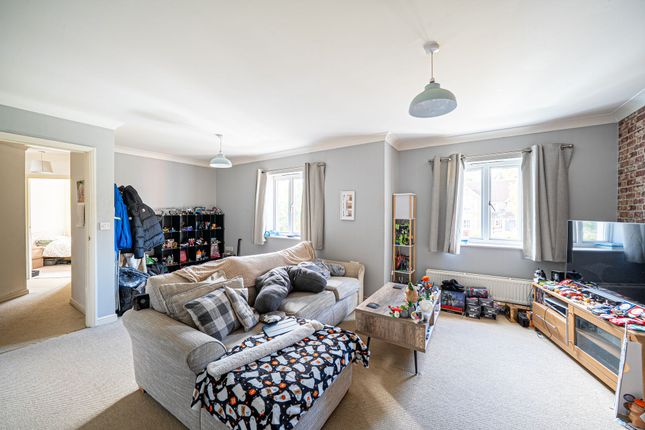4 Greenly Court Denning Mead, Andover photo 2