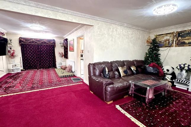 36 Norman Avenue, Feltham photo 2