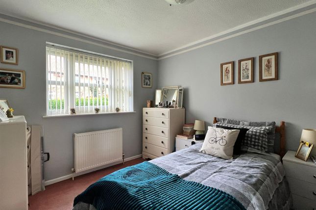 Flat for sale in West End Court, Cayton, Scarborough