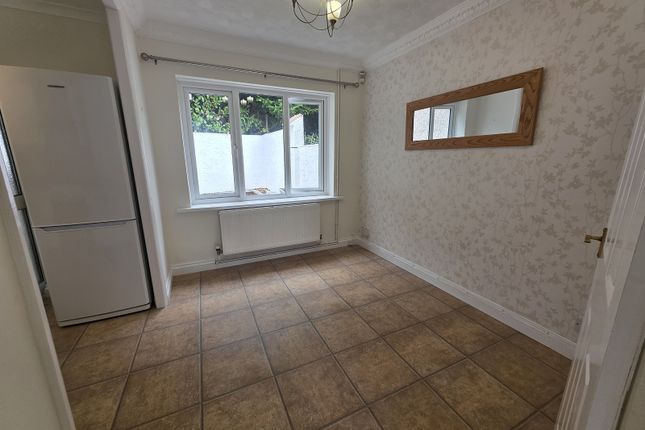 19, Beaconsfield Way, Swansea photo 3