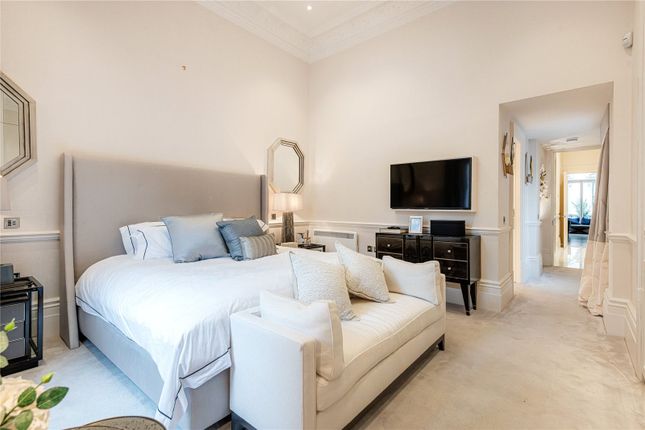 Flat for sale in Ennismore Gardens, London