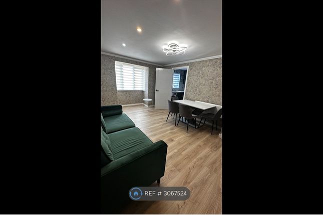 Flat, Natasha Court Mimosa Close, Romford photo 5