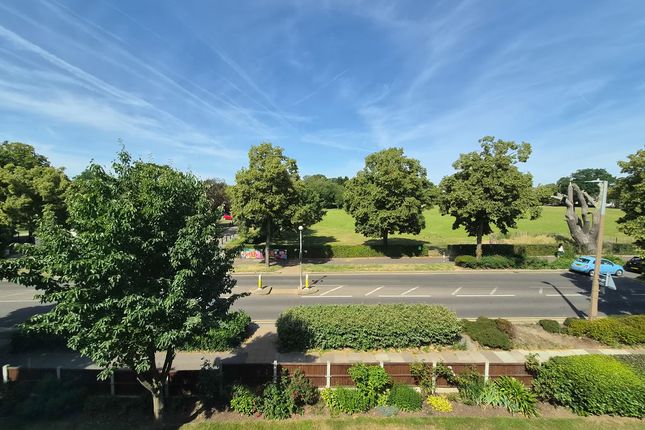36 Kingswell, Imperial Avenue, Westcliff-On-Sea photo 2