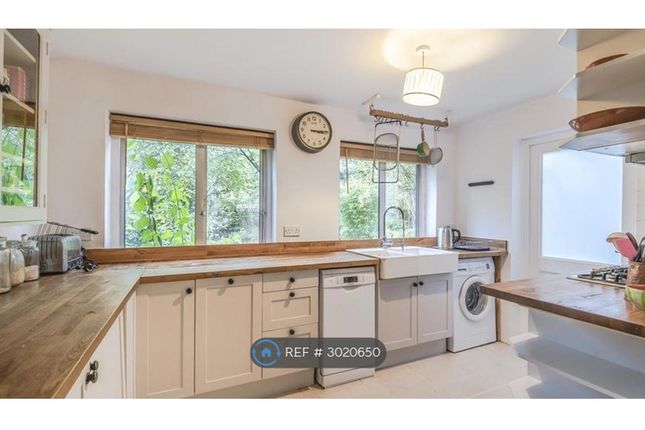 Flat A  Hazellville Road, London photo 3