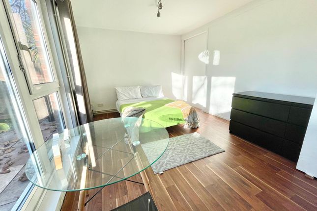 Room 1, 52 Berkeley Walk, London photo 3