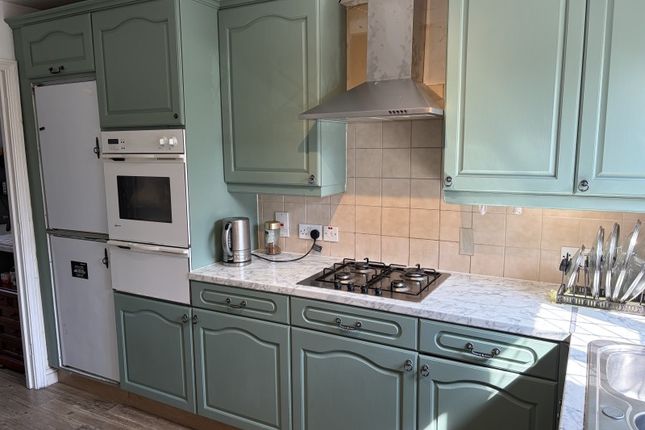 5, Teviot Close, Guildford photo 3