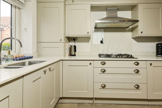 4, Lance Way, Reading photo 3