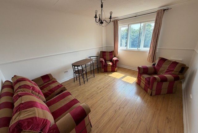BATH ROAD, COLNBROOK, SLOUGH photo 2