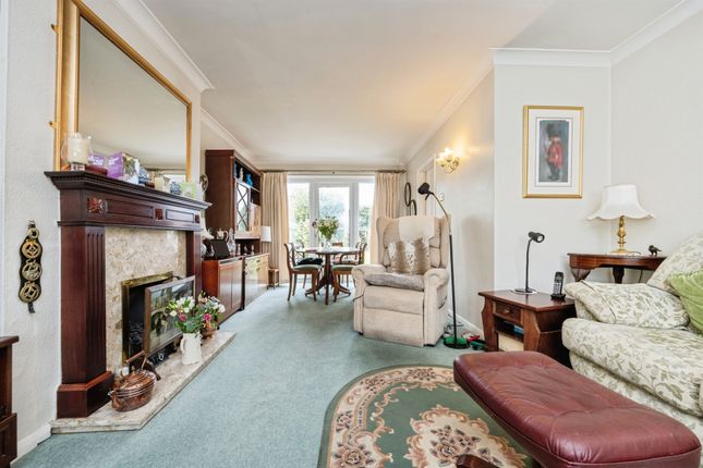 48, Manor Crescent, Aylesbury photo 4