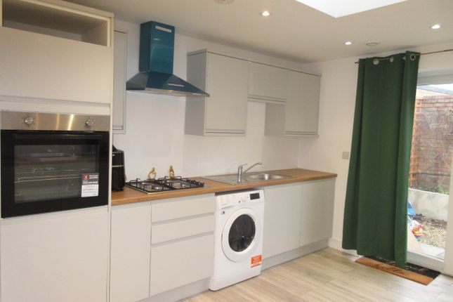 10b, Bulls Bridge Road, Southall photo 3