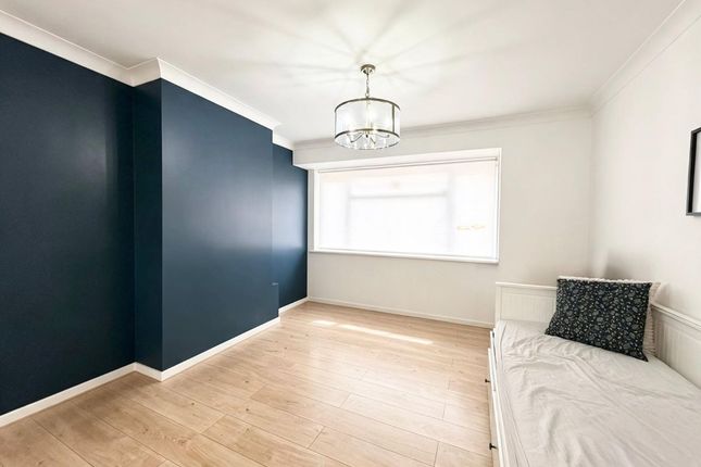 5 Birkdale Avenue, Romford photo 2