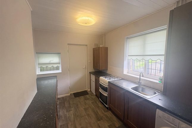 28, Bedford Avenue, Hyde photo 2