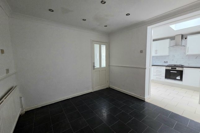 148 Oxford Street, Bridgend photo 3