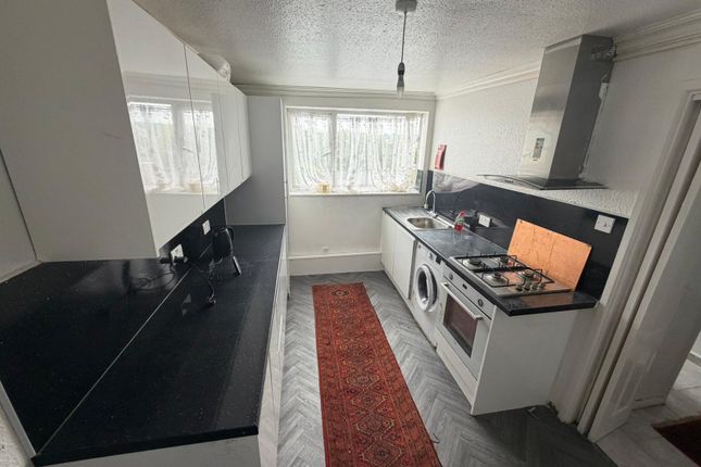 Flat 4, LUTON photo 2