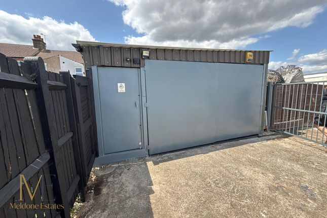 Studio house on Lock up rear of 107 Sun Lane, Gravesend, £100,000