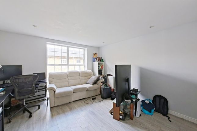 5, Esparto Way, Dartford photo 3