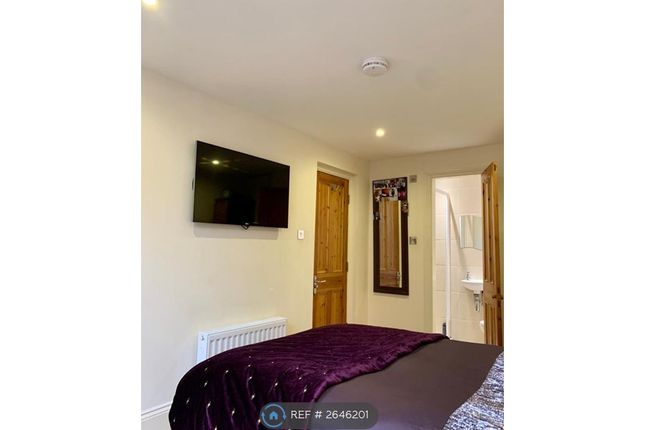 Huge Ensuite Rooms With Smart Tvs