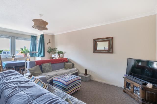 4, Denly Way, LIGHTWATER photo 4