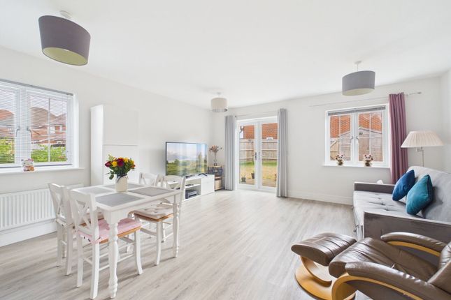 31, Rochford Grove, Horsham photo 3