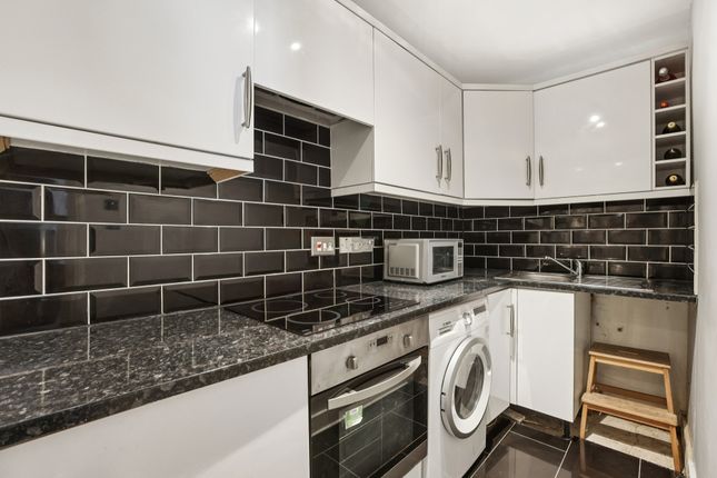 Basement Flat, 57, Warwick Road, London photo 3