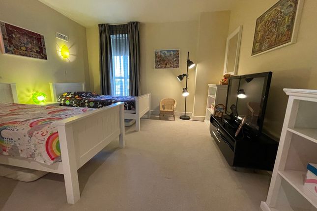 34 Berkeley Tower, Westferry Circus, London photo 4