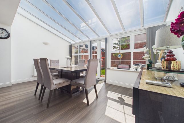108, Jasmine Square, Reading photo 4