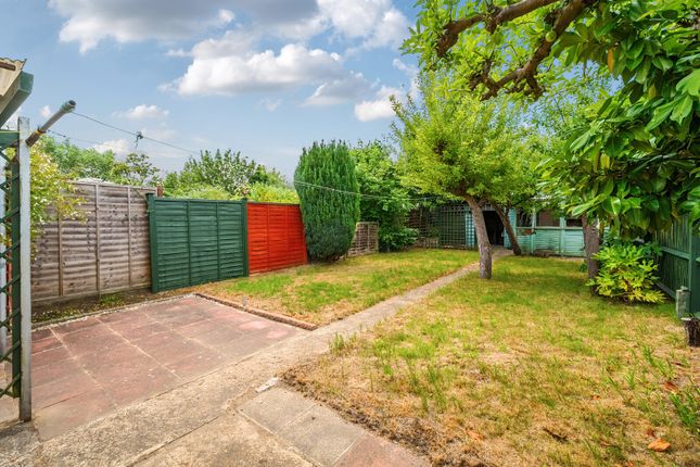 51, Lindsay Road, New Haw photo 4
