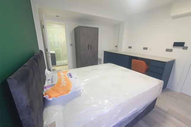 Room to rent in Twyford Abbey Road, Hanger Lane, London