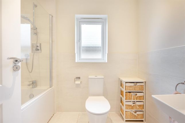 27, Admiral Way, Tonbridge photo 4