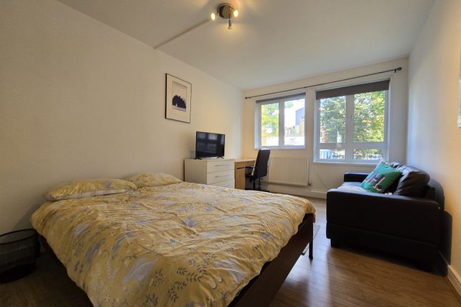 Thumbnail Flat to rent in Grafton Road, London