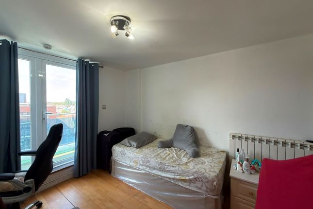 Flat 304 Platinum House, Lyon Road, Harrow, Middlesex, HA1 2EX photo 2