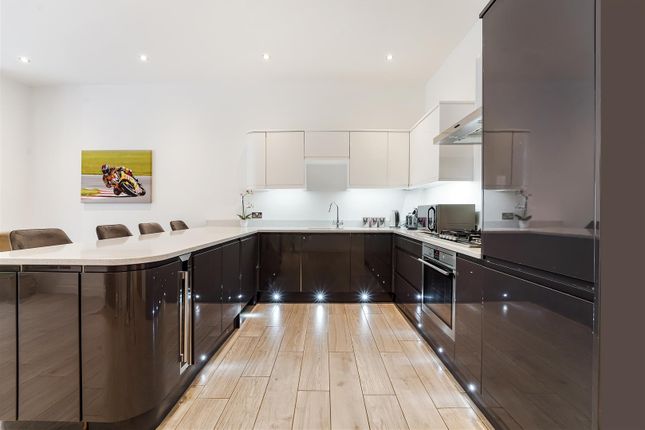 Hoylands, Woodland Way, Kingswood photo 3