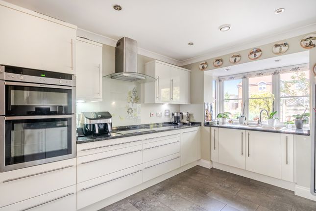 2, Crabtree Lane, Leatherhead photo 4