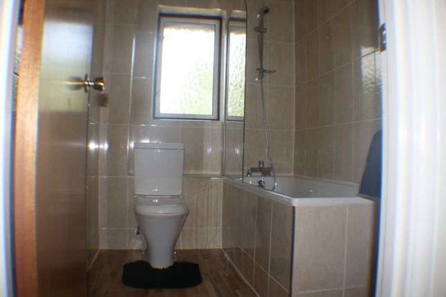 18, Albany Park, Colnbrook photo 2