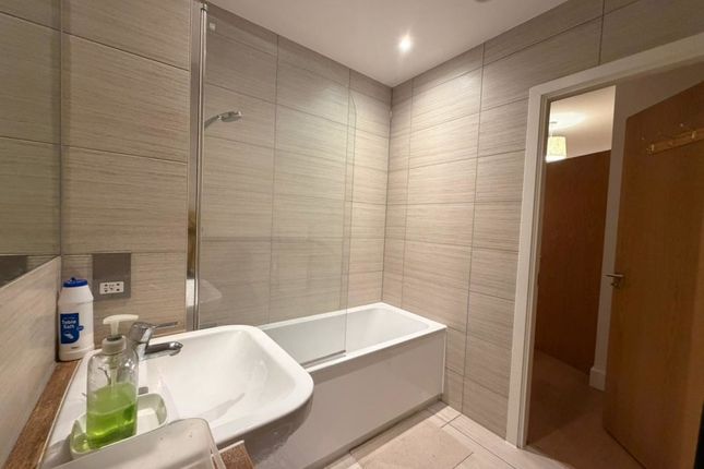 Studio flat on Kilburn Park Road, Kilburn, £3,224/mo