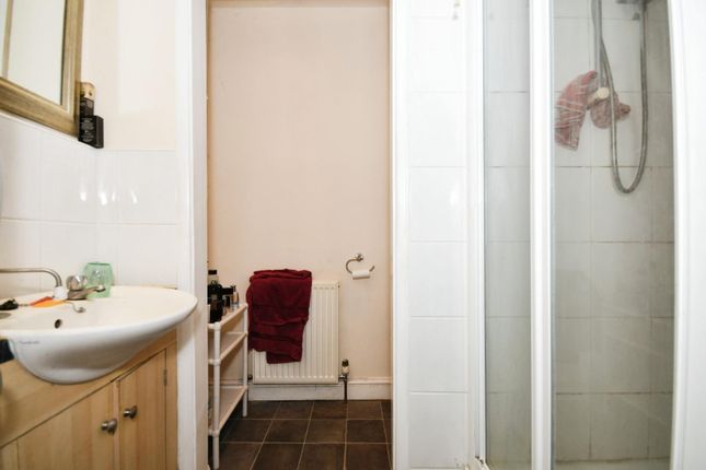 Flat 3 - Bathroom 01.Jpg