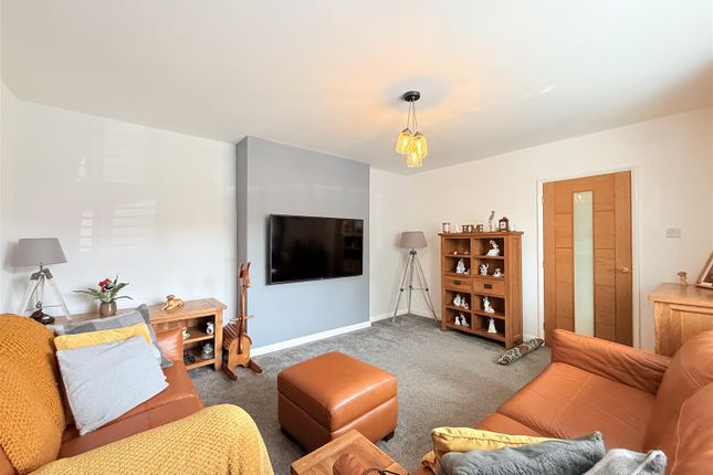 17, Reins Lee Road, Ashton-Under-Lyne photo 2