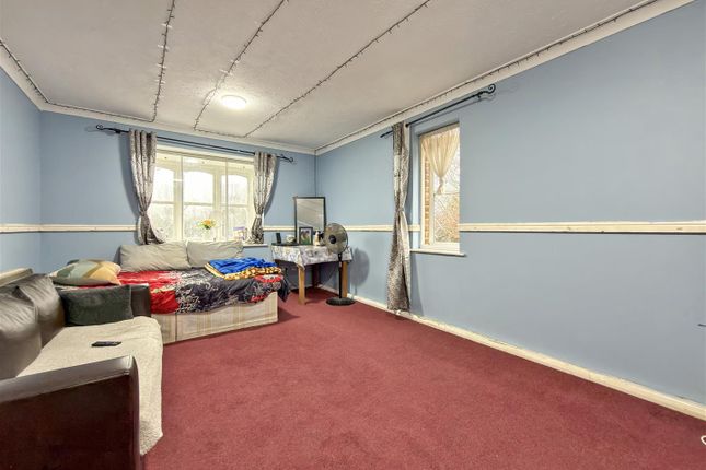 17, Stirling Grove, Hounslow photo 2