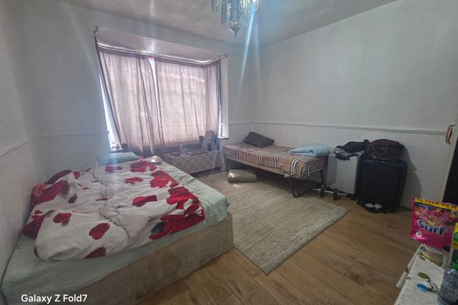 12, Heathdale Avenue, Hounslow photo 2