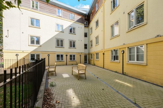 Flat 18, Cabot Court, Braggs Lane, Bristol photo 4