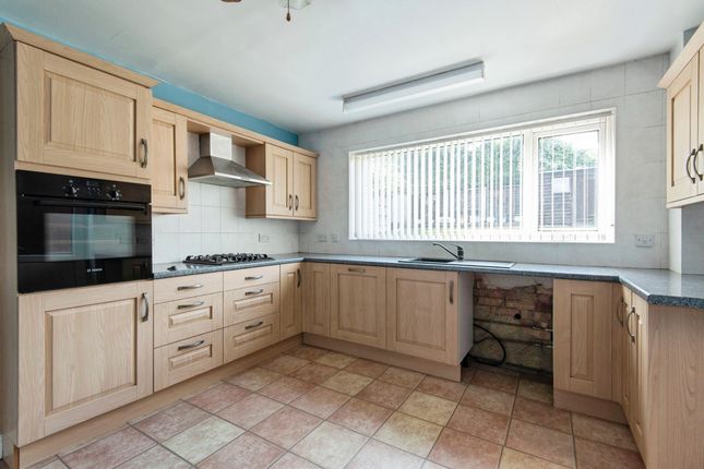 2, Shirley Close, Stevenage photo 4