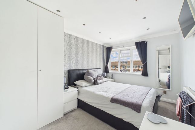 61 Howell Road, Stanford-Le-Hope photo 4