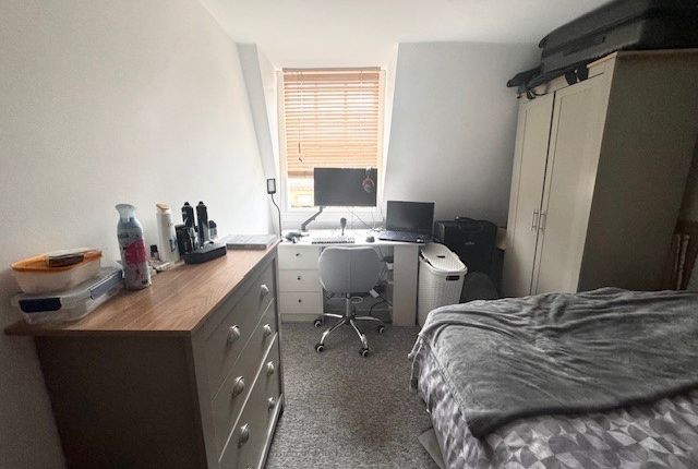 32, Bath photo 4